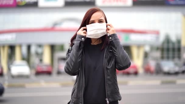 Mujer Joven Con Máscara Médica Mira Hacia Otro Lado Pie — Vídeos de Stock