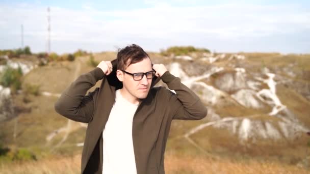 Hombre Con Gafas Pone Capucha Calentando Cabeza Tiempo Fresco Pie — Vídeos de Stock