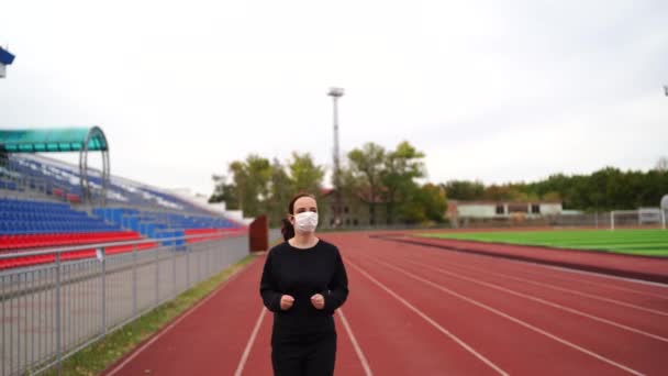 Aktivní Žena Stadionu Mladá Fit Fena Sportovním Oblečení Ochranné Masce — Stock video