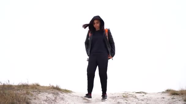Молодая Женщина Рюкзаком Спускается Холма Облачную Погоду Женщина Туристка Районе — стоковое видео