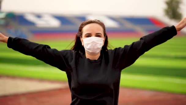 Jovem Com Máscara Médica Fazer Aquecimento Estádio Mulher Adulta Roupas — Vídeo de Stock