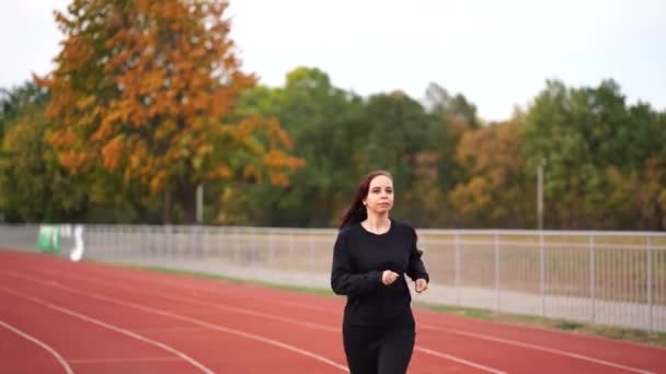 Aktivní Žena Stadionu Mladá Fit Fena Sportovním Oblečení Ochranné Masce — Stock video