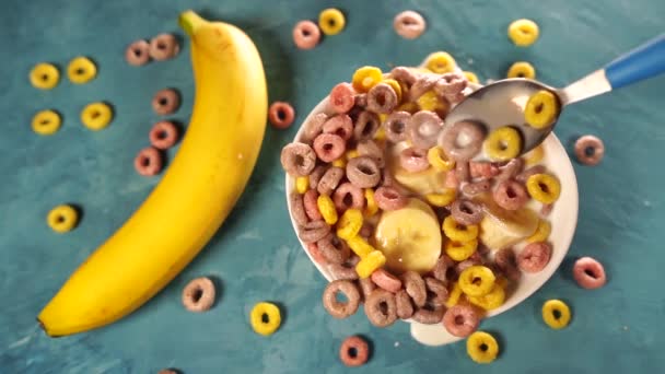Gesundes Frühstück Mit Müsli Und Banane Von Oben Schüssel Mit — Stockvideo