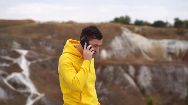 Giovane Bell Uomo Che Parla Telefono Montagna — Video Stock