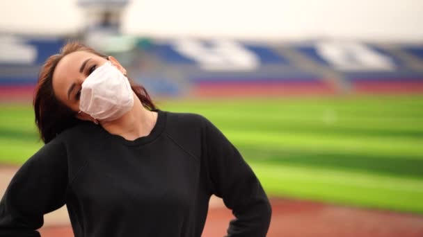 Jovem Com Máscara Médica Fazer Aquecimento Estádio Mulher Adulta Roupas — Vídeo de Stock