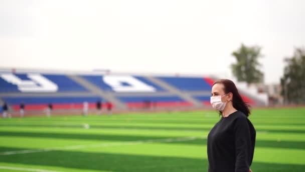 Giovane Donna Maschera Medica Che Riscaldamento Allo Stadio Donna Adulta — Video Stock