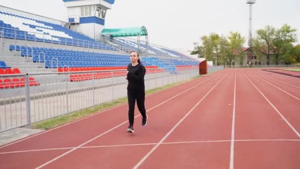 Молода Активна Жінка Біжить Свіжому Повітрі Стадіоні Доросла Жінка Спортивному — стокове відео
