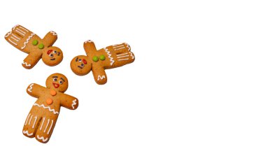 İzole edilmiş beyaz arka plandaki zencefilli çörekleri kapatın. Noel havası için süslü zencefilli çörekler ve metin için yer. Bayramda klasik kurabiye kavramı