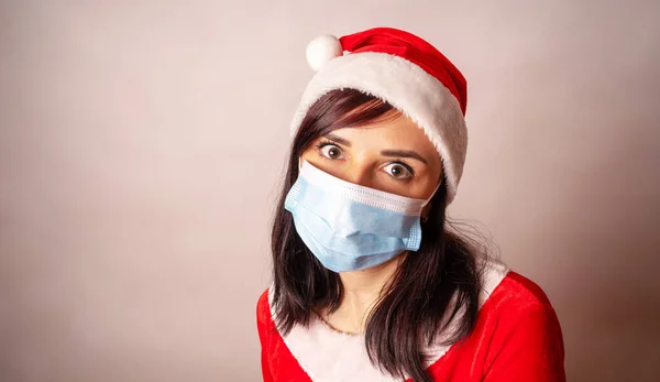 Молода Жінка Медичній Масці Костюм Санта Клауса Сірому Фоні Закриття — стокове фото
