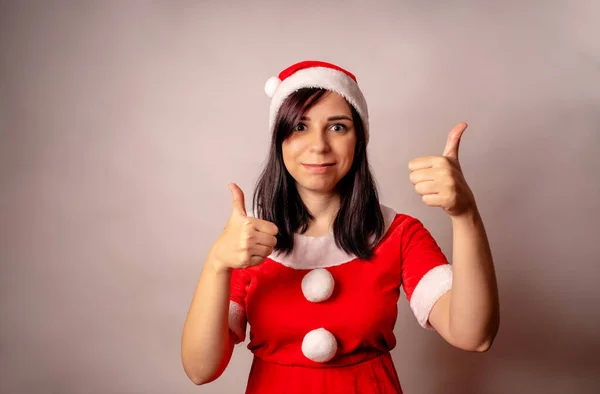 Junge Frau Weihnachtsmannanzug Zeigt Daumen Hoch Auf Grauem Grund Großaufnahme — Stockfoto