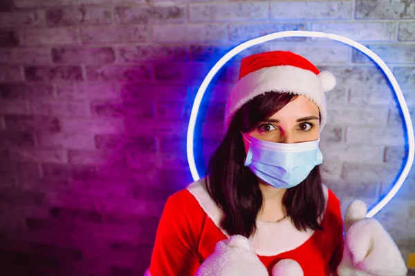Молода Жінка Медичній Масці Костюм Санта Клауса Проти Освітленої Стіни — стокове фото