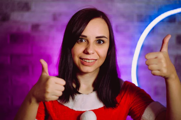 Jeune Femme Costume Père Noël Montre Pouces Vers Haut Sur — Photo