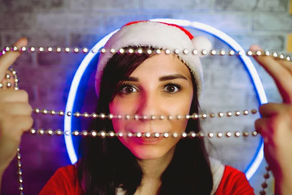 Portrait Jeune Femme Costume Père Noël Avec Des Perles Contre — Photo