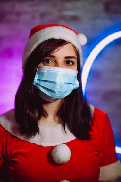 Молода Жінка Медичній Масці Костюм Санта Клауса Проти Освітленої Стіни — стокове фото