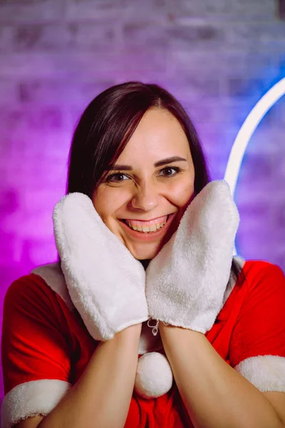 Jeune Femme Costume Gants Père Noël Souriant Sur Fond Mur — Photo