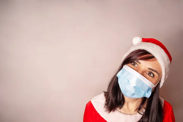 Mujer Joven Con Máscara Médica Traje Santa Claus Sobre Fondo —  Fotos de Stock