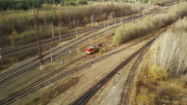 Vista Aérea Del Tranvía Moderno Que Monta Entre Campos Con — Vídeo de stock