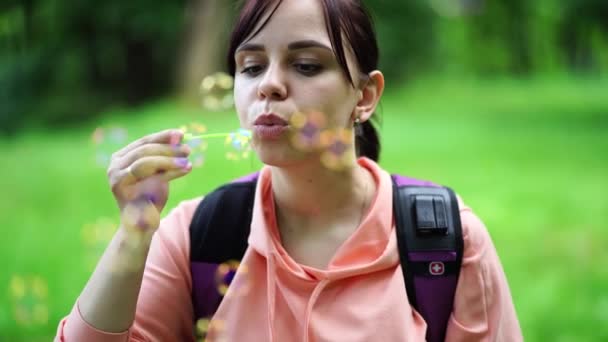 Junge Frau Bläst Blasen Auf Die Natur Glückliche Junge Brünette — Stockvideo