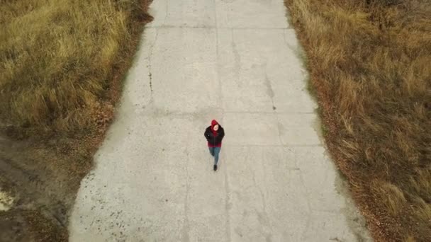 Аерофотозйомка Жінки Землі Сухою Травою Сільській Місцевості Вид Пташку Самотньої — стокове відео