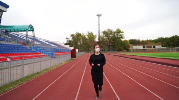 Donna Attiva Maschera Protettiva Che Corre Allo Stadio Giovane Vestibilità — Video Stock