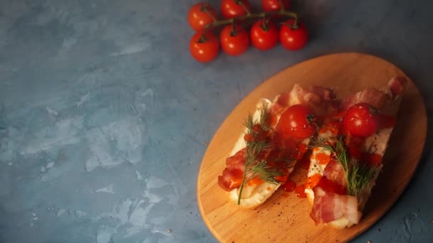 여전히 식욕을 돋우는 부엽토를 증기로 놓았습니다 샌드위치를 베이컨 토마토 소스를 — 비디오
