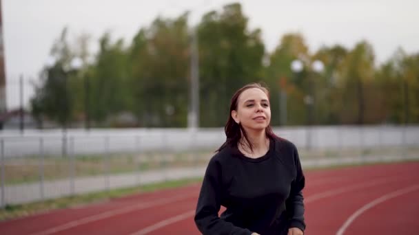 Jonge Actieve Vrouw Frisse Lucht Het Stadion Volwassen Fitte Vrouw — Stockvideo