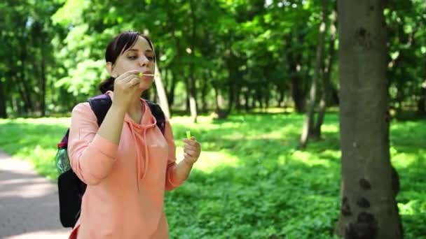 Junge Frau Bläst Blasen Auf Die Natur Glückliche Junge Brünette — Stockvideo