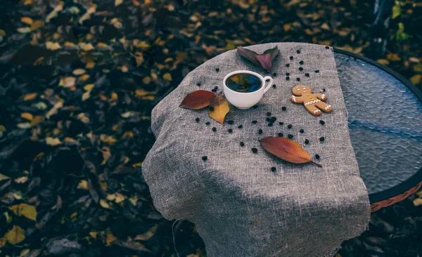 Piernikowy Człowiek Filiżanka Kawy Pobliżu Jesiennych Liści Widok Góry Słodki — Zdjęcie stockowe