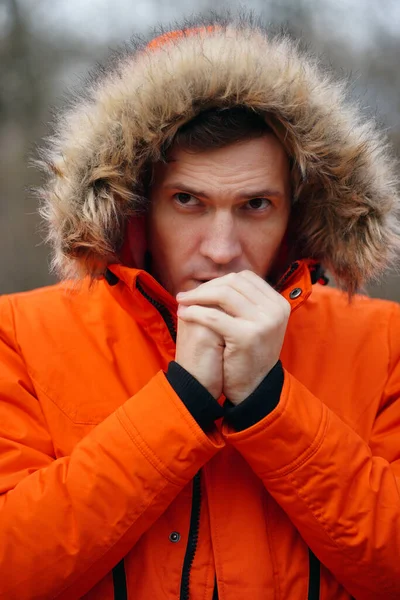 Retrato Joven Congelado Con Capucha Chaqueta Naranja Primer Plano Hombre — Foto de Stock