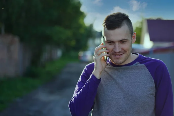 Hombre Hablando Por Teléfono Inteligente Suburbio Hombre Adulto Con Ropa — Foto de Stock