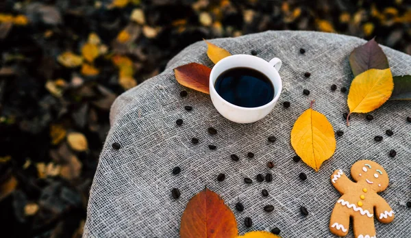 Пряничный Человечек Чашка Кофе Возле Осенних Листьев Вид Сверху Сладкоежек — стоковое фото