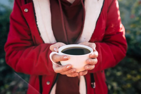 Gros Plan Tasse Café Dans Les Mains Femme Femme Méconnaissable — Photo