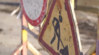 Trafik katılımcılarını yolda tamirat yapıldığı konusunda bilgilendirmek için yol işaretidir. Dikkatli ve dikkatli sürüş kavramı