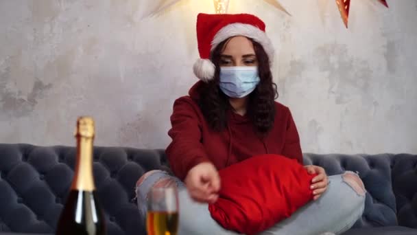 Wanita Muda Bertopeng Medis Dan Topi Santa Claus Menawarkan Roti — Stok Video