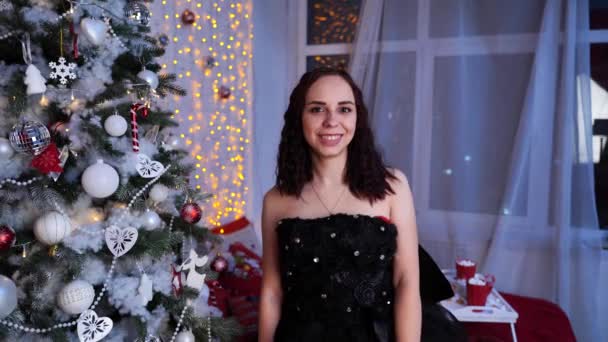 Retrato Morena Encantadora Vestido Negro Cerca Del Árbol Navidad Mujer — Vídeos de Stock