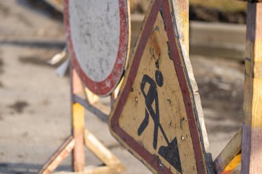 Trafik katılımcılarını yolda tamirat yapıldığı konusunda bilgilendirmek için yol işaretidir. Dikkatli ve dikkatli sürüş kavramı