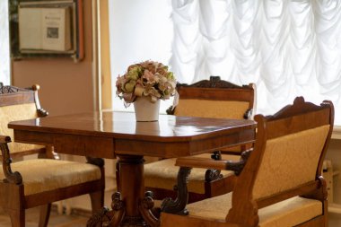 Eski sandalyeyi ve masayı kapalı tut. Müzedeki eski moda sergiler