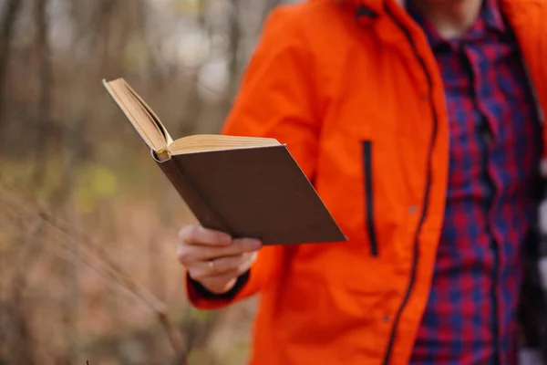 Sluit Hand Van Mens Met Een Boek Onherkenbare Man Houdt — Stockfoto