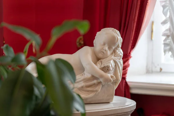 Скульптура Ангела Музее Крупный План Белой Скульптуры Ребенка Фоне Красной — стоковое фото