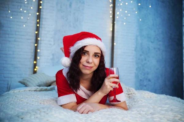 Jeune Femme Costume Père Noël Avec Verre Champagne Couché Sur — Photo