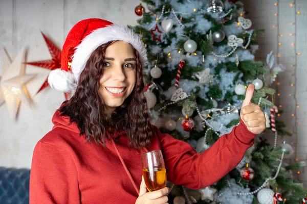 Jeune Femme Chapeau Père Noël Avec Une Coupe Champagne Debout — Photo