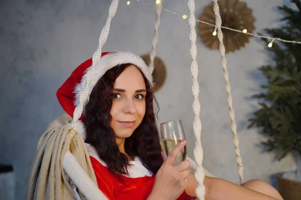 Jeune Femme Costume Père Noël Avec Verre Champagne Assis Sur — Photo