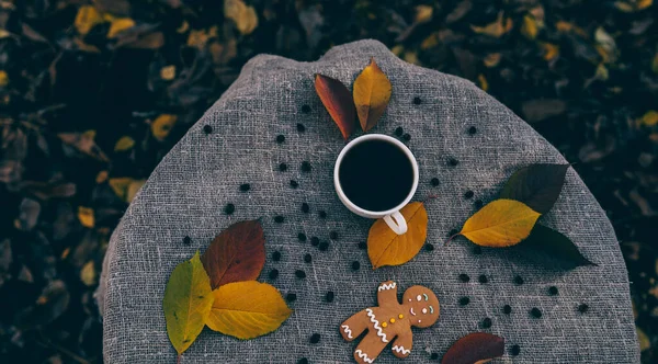 Пряничный Человечек Чашка Кофе Возле Осенних Листьев Вид Сверху Сладкоежек — стоковое фото