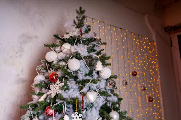 Árbol Navidad Decorado Habitación Árbol Coníferas Con Adornos Blancos Rojos —  Fotos de Stock