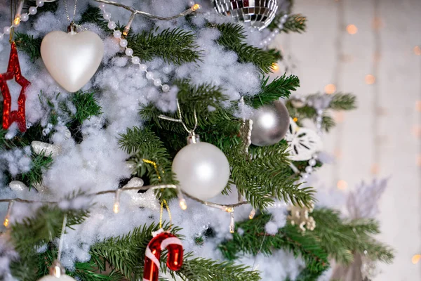 Árbol Navidad Decorado Habitación Árbol Coníferas Con Adornos Blancos Rojos —  Fotos de Stock