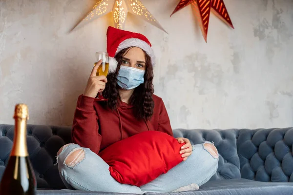 Молодая Женщина Медицинской Маске Шляпе Санта Клауса Предлагает Тост Глядя — стоковое фото