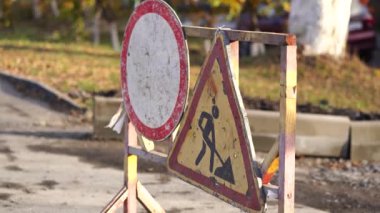 Trafik katılımcılarını yolda tamirat yapıldığı konusunda bilgilendirmek için yol çalışması işareti. Dikkatli ve dikkatli sürüş kavramı