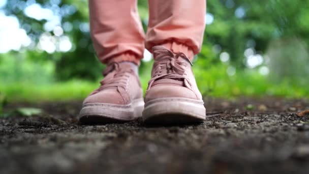 Feche Pés Mulher Sapatos Chão Pessoa Irreconhecível Sapatilhas Rosa Pisos — Vídeo de Stock