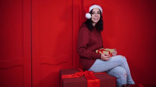 Mujer Atractiva Joven Sombrero Santa Claus Sienta Los Regalos Cerca — Vídeos de Stock