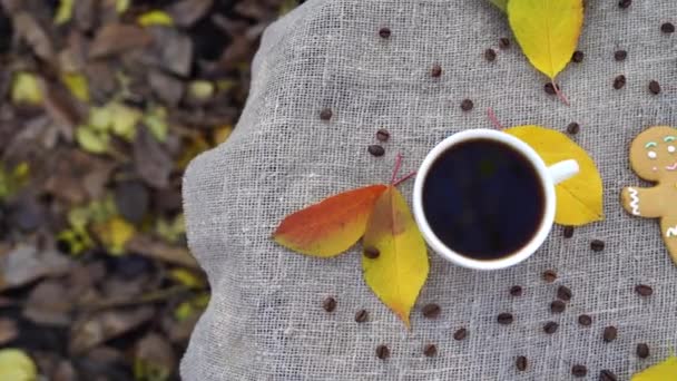 Widok Góry Słodki Piernik Człowiek Filiżanka Mocnej Kawy Espresso Umieszczone — Wideo stockowe